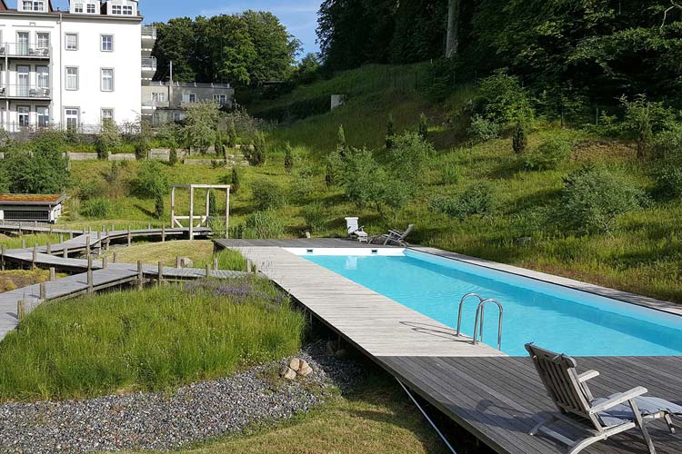 Ferienwohnung in Sellin – Außenanlage mit Pool